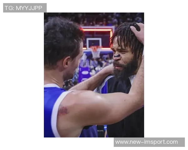 四冠中锋提前备战新赛季展现冠军气质与决心 四冠中锋提前备战新赛季展现冠军气质与决心