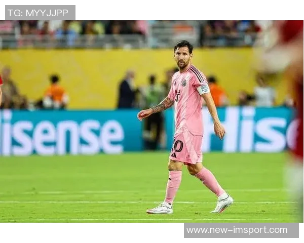 梅西在补时阶段单刀突袭被迅速回追的防守球员成功破坏 梅西在补时阶段单刀突袭被迅速回追的防守球员成功破坏